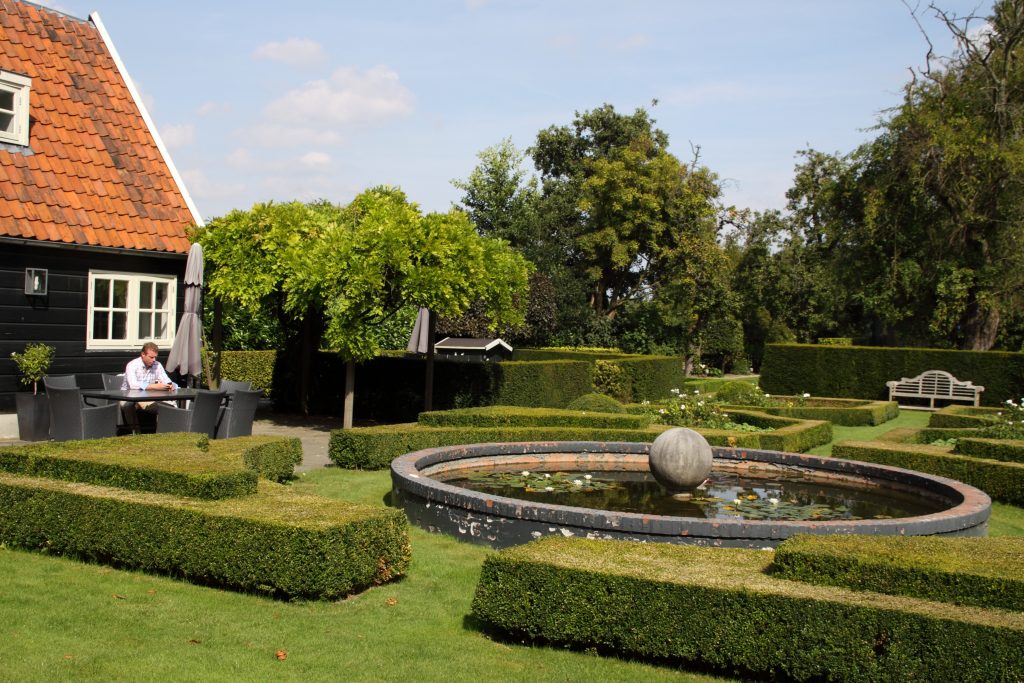 Landelijke tuin bij monumentaal pand Rhoon - Antwan Tuin Totaal